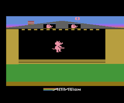 Aqui é onde tudo começa, são os 3 porquinhos cada um com sua casa, tentando reconstruir a descruição causada pelo Lobo Mal