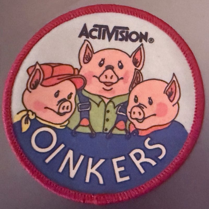 O famoso badge de quem chegava a uma pontuação especifica e tira-se uma foto da tela comprovando, envia-se pelo correio para a Activision você ganharia de presente para costurar em seu jeans ou jaqueta.   Coisas muito legais que aconteciam na década de 80 (mas lá nos EUA pelo menos que eu saiba).