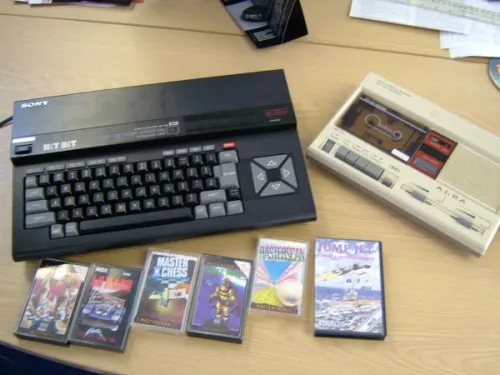 Sony HitBit,, onde programar e jogar games usando uma fita K7 (molecada de hoje em dia nem sabe o que é isto rs rs rs, era diversão raíz)