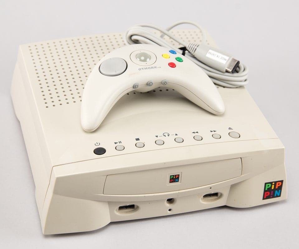 O preço para brincar com ele não era brincadeira. Dava para comprar um Playstation um Nintendo 64 e ainda sobrava para games (ainda mais se fosse no Brasil, olha os 3 CD´s por 10 reais).