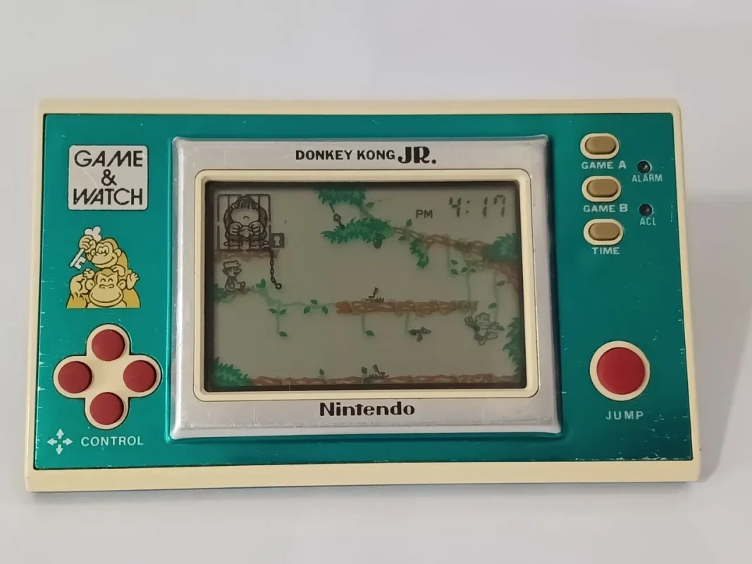 Este um amigo de infancia tinha, joguei bastante rs, divertido e desafiador, Donkey Kong era salvo várias vezes :-)