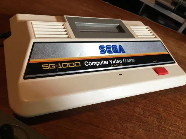 O começo humilde da Sega: o SG-1000 chegou brigando com gigantes — e apanhou, mas deixou legado 😄
Sem ele, talvez nunca existisse Master System ou Mega Drive… todo chefão tem seu primeiro estágio!