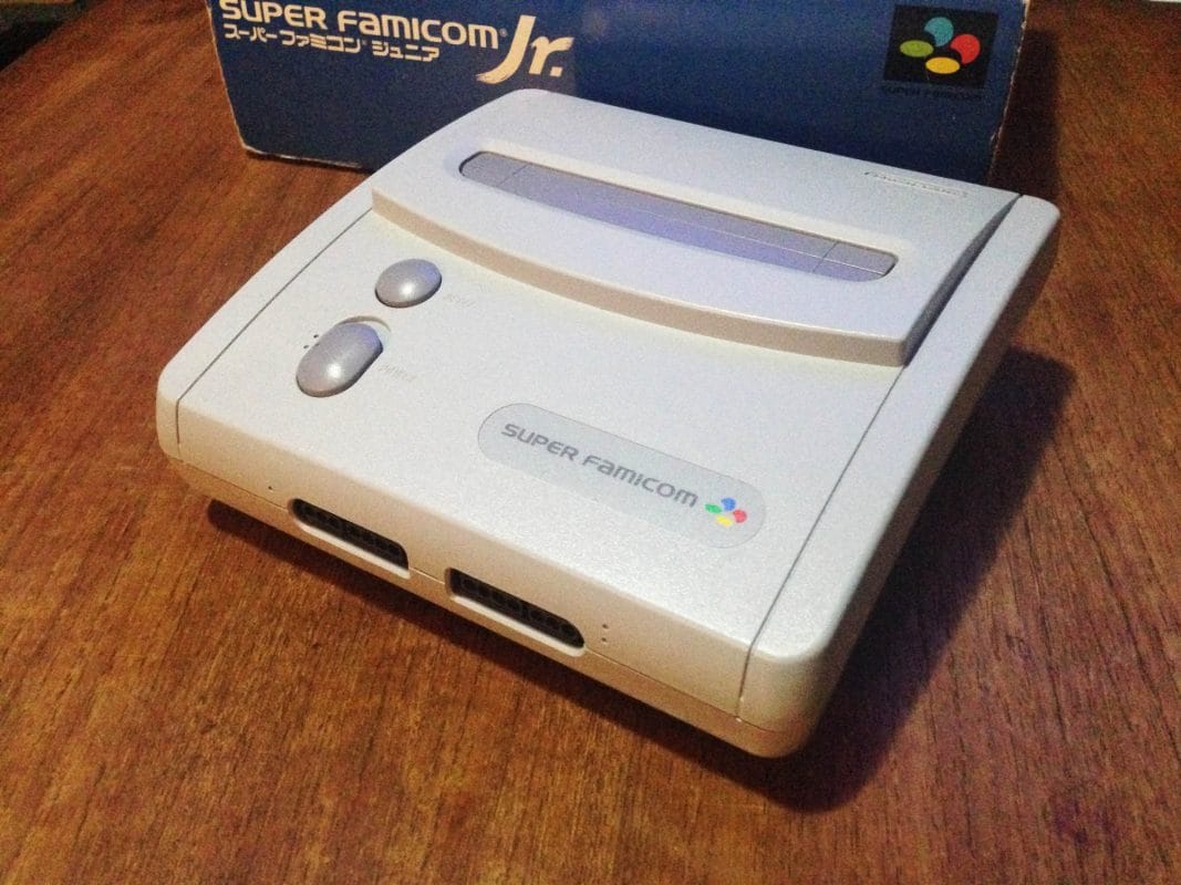 O mdelo bem compacto também deu as caras aqui em terras tupiniquins, como Snes Jr.