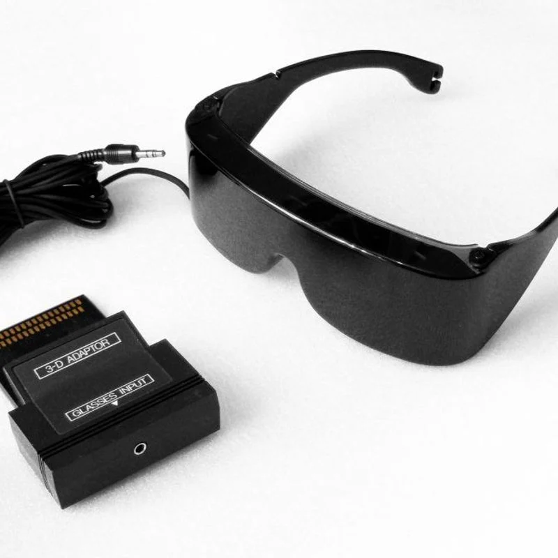 Ah eu via nos intervalos das novelas que assitia com minha mãe de noite, mostrando os óculos 3D e atirando contra foguetes voando para fora da tela da TV usando a pistola Light Phaser. Era o sonho de consumo na época... que infelizmente ficou só no sonho mesmo, não tinhamos condições para a compra.