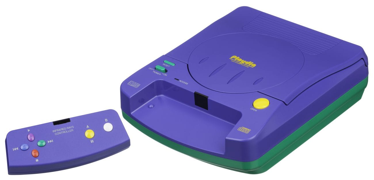 Convenhamos, comparando com o layout e cores dos consoles concorrentes parecia uma brinquedo de plástico com cores estranhas.